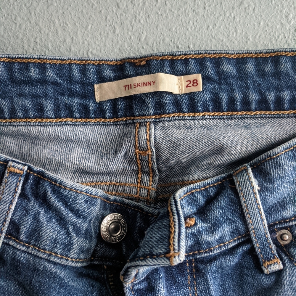 711 skinny Levi's blue jeans